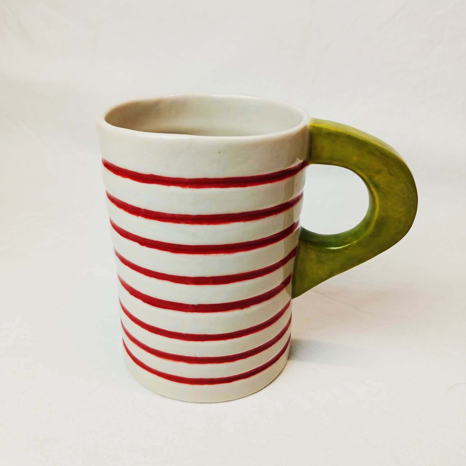 Jarra roja con asa verde